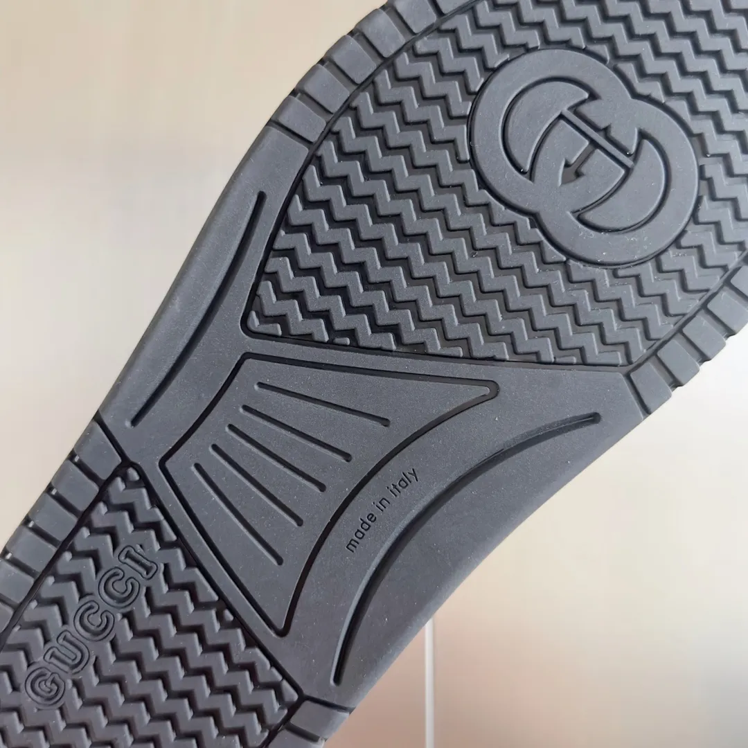 [G Home] Men's Men's Shoes💰: 300💰Size: 38-45 🆕2024Gucci Gucci Summer New Style Double G Presbyopia Flip-flops Cross Sandals Thick Sole Slippers Beach Shoes Original Purchase and Development Production G family's 2024 new summer dark horse items, fashion bloggers at home and abroad have put on the show, and it has become popular on social platforms at home and abroad. Fashionistas must pay for it, and they spend a lot of money to create ingenious craftsmanship and accurately restore every detail. Exquisite packaging at the delivery counter🛍📦 ▪️ Fabric: Original imported double G presbyopic leather ▪️ Lining: Original imported leather ▪️ Sole: Original open molded T men's shoes 💰U outsole ▪️ Bottom thickness: 3CM